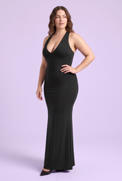 Robe longue noire à décolleté plongeant avec gants | Porté sur une autre silhouette | Lounelle Paris