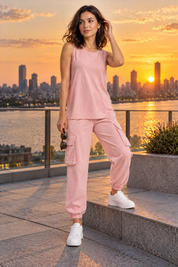 Ensemble deux pièces fluide avec débardeur et pantalon – rose | Deuxième photo lifestyle | Lounelle Paris