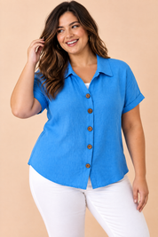 Chemise bleue à manches courtes et col classique | Porté sur une silhouette plus ronde | Lounelle Paris