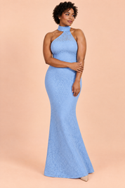 Robe longue en dentelle bleu ciel à encolure asymétrique et détail de col | Porté sur une silhouette plus ronde | Lounelle Paris