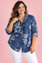 Chemise bleue boutonnée à imprimé géométrique | Porté sur une silhouette plus ronde | Lounelle Paris