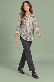 Chemise beige à imprimé floral | Vue en mouvement | Lounelle Paris