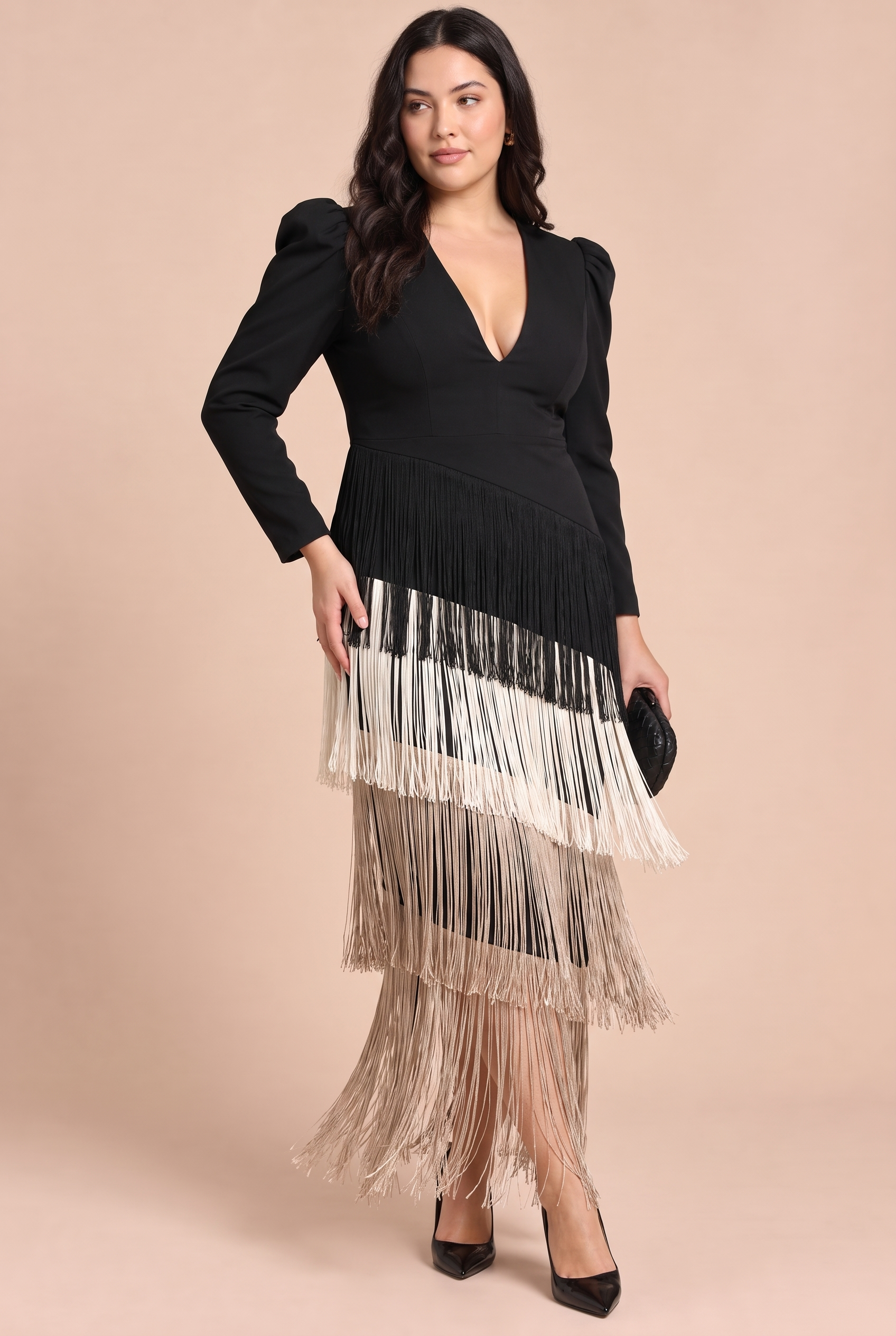Robe noire à franges et col V | Porté sur une silhouette plus ronde | Lounelle Paris