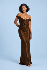Braunes Satin-Maxikleid mit Raffungen und freien Schultern