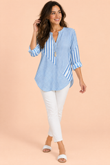 Blau gestreifte Bluse mit V-Ausschnitt