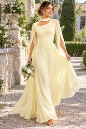 Robe longue jaune clair à encolure carrée et manches cape | Photo lifestyle | Lounelle Paris