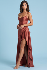 Rostfarbenes asymmetrisches Kleid mit Wasserfallausschnitt