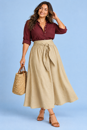 Ensemble chemise et jupe longue beige à taille nouée | Porté sur une autre silhouette | Lounelle Paris