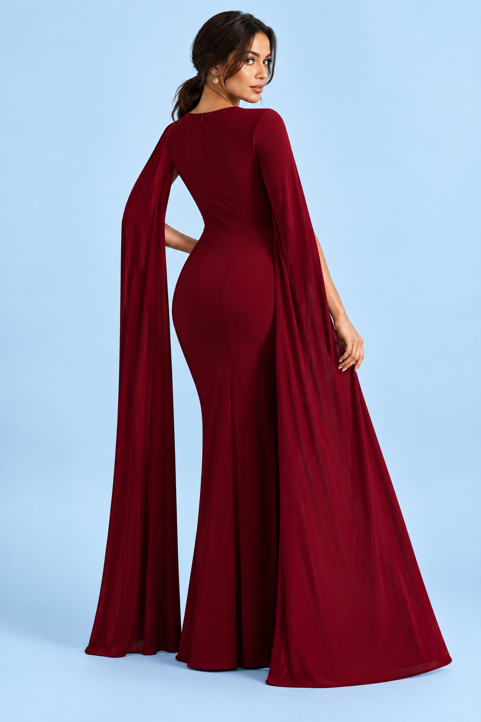 Robe longue moulante rouge à encolure carrée, effet torsadé et manches façon cape | Vue de dos | Lounelle Paris