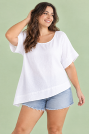 Blouse blanche fluide à col rond | Porté sur une silhouette plus ronde | Lounelle Paris