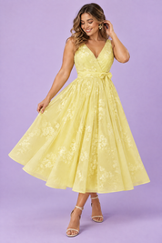 Robe midi fleurie jaune à la coupe patineuse | Porté sur une autre silhouette | Lounelle Paris