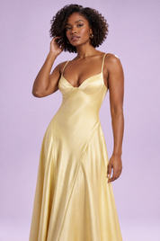 Robe longue satinée jaune pâle à col V | Vue rapprochée | Lounelle Paris