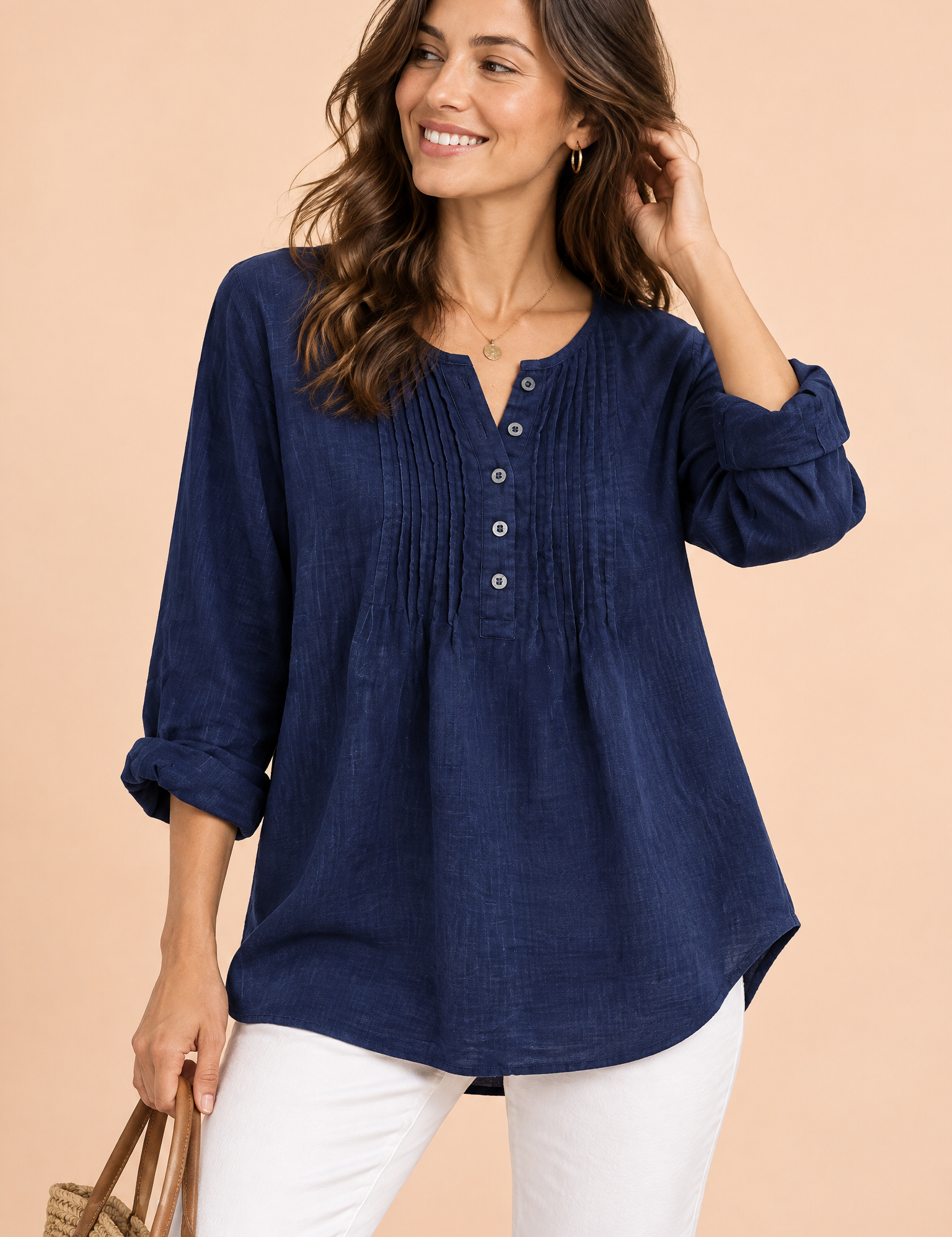 Blouse bleu marine en coton à col rond et patte de boutonnage plissée | Vue de face | Lounelle Paris
