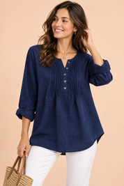 Blouse bleu marine en coton à col rond et patte de boutonnage plissée | Vue de face | Lounelle Paris