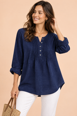 Marineblaue Baumwollbluse mit Rundhalsausschnitt und Knopfleiste mit Plisseefalten