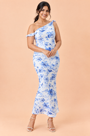 Robe longue bleue à imprimé floral, coupe asymétrique et détail torsadé | Porté sur une silhouette plus ronde | Lounelle Paris