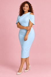 Robe midi moulante Berry avec cape drapée — Bleu clair | Porté sur une silhouette plus ronde | Lounelle Paris