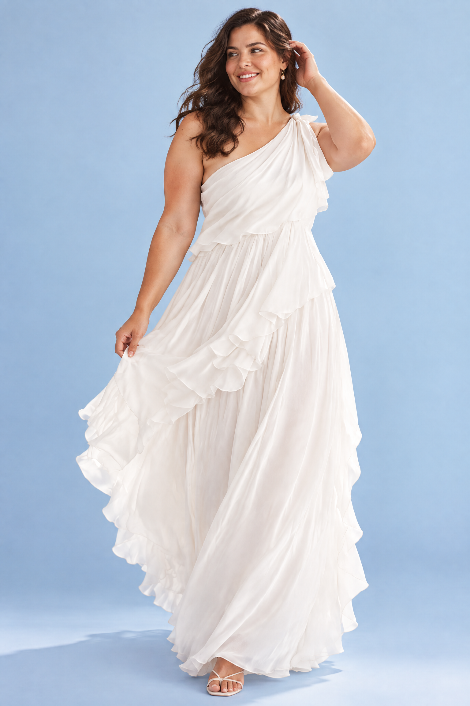 Robe blanche asymétrique à volants | Porté sur une silhouette plus ronde | Lounelle Paris
