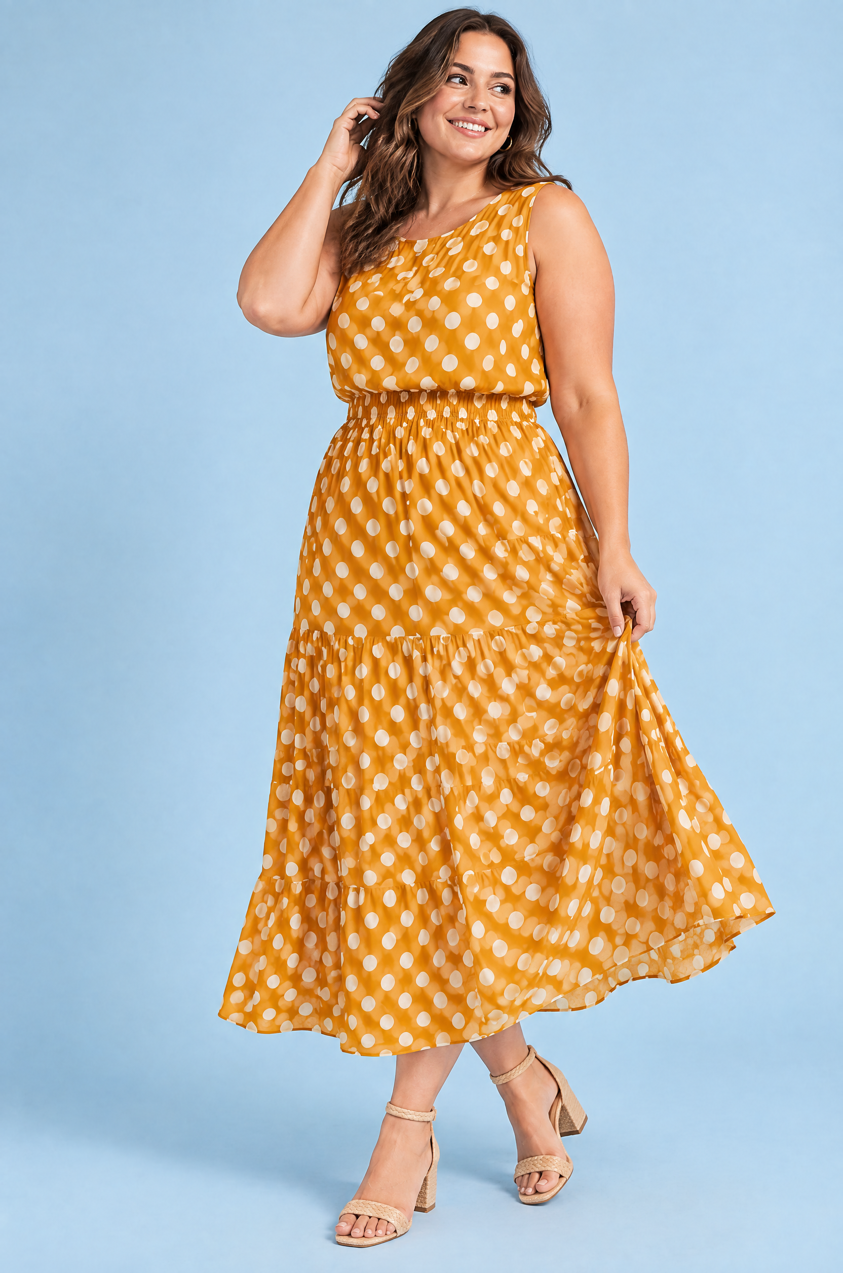 Robe longue jaune à pois avec col montant et détails drapés | Porté sur une silhouette plus ronde | Lounelle Paris