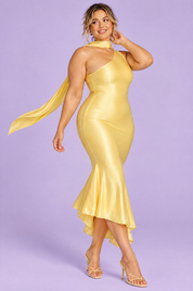 Robe midi jaune dos nu avec foulard | Porté sur une silhouette plus ronde | Lounelle Paris