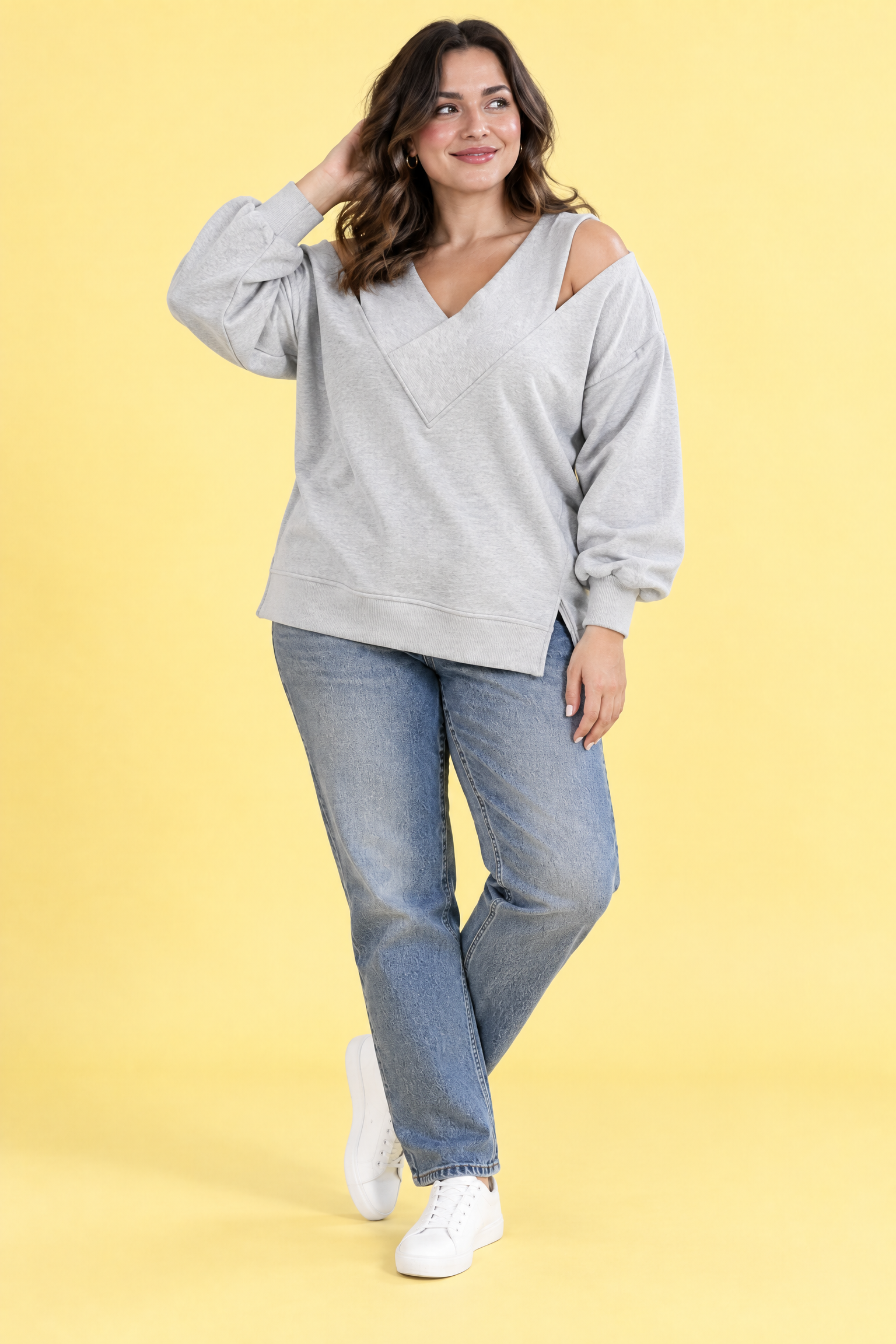 Top gris à épaules dénudées et col V | Porté sur une silhouette plus ronde | Lounelle Paris