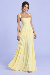 Hellgelbes Maxikleid mit Raffungen, eckigem Ausschnitt und ausgestellter Silhouette