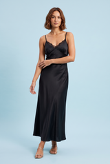 Langes schwarzes Slipkleid mit V-Ausschnitt, schmalen Trägern und Spitzendetails