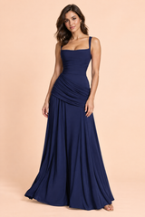 Dunkelblaues Maxikleid mit Raffungen, eckigem Ausschnitt und ausgestellter Silhouette