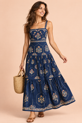 Marineblaues Maxikleid mit Blumenmuster und Stufenrock