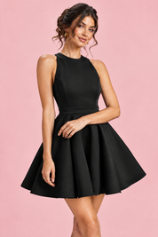 Mini-robe patineuse noire sans manches à encolure nageur | Vue rapprochée | Lounelle Paris