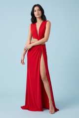 Rotes Maxikleid mit asymmetrischem Ausschnitt, Cut-outs und goldenen Details