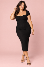 Robe midi noire à encolure découpée, épaules dénudées et manches courtes | Porté sur une silhouette plus ronde | Lounelle Paris