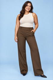 Pantalon marron large à taille basse | Porté sur une silhouette plus ronde | Lounelle Paris
