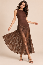 Robe longue marron en dentelle à encolure ronde dégagée | Vue en mouvement | Lounelle Paris