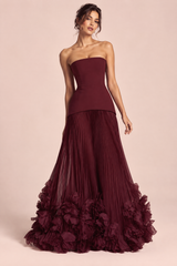 Trägerloses plissiertes rotes Abendkleid