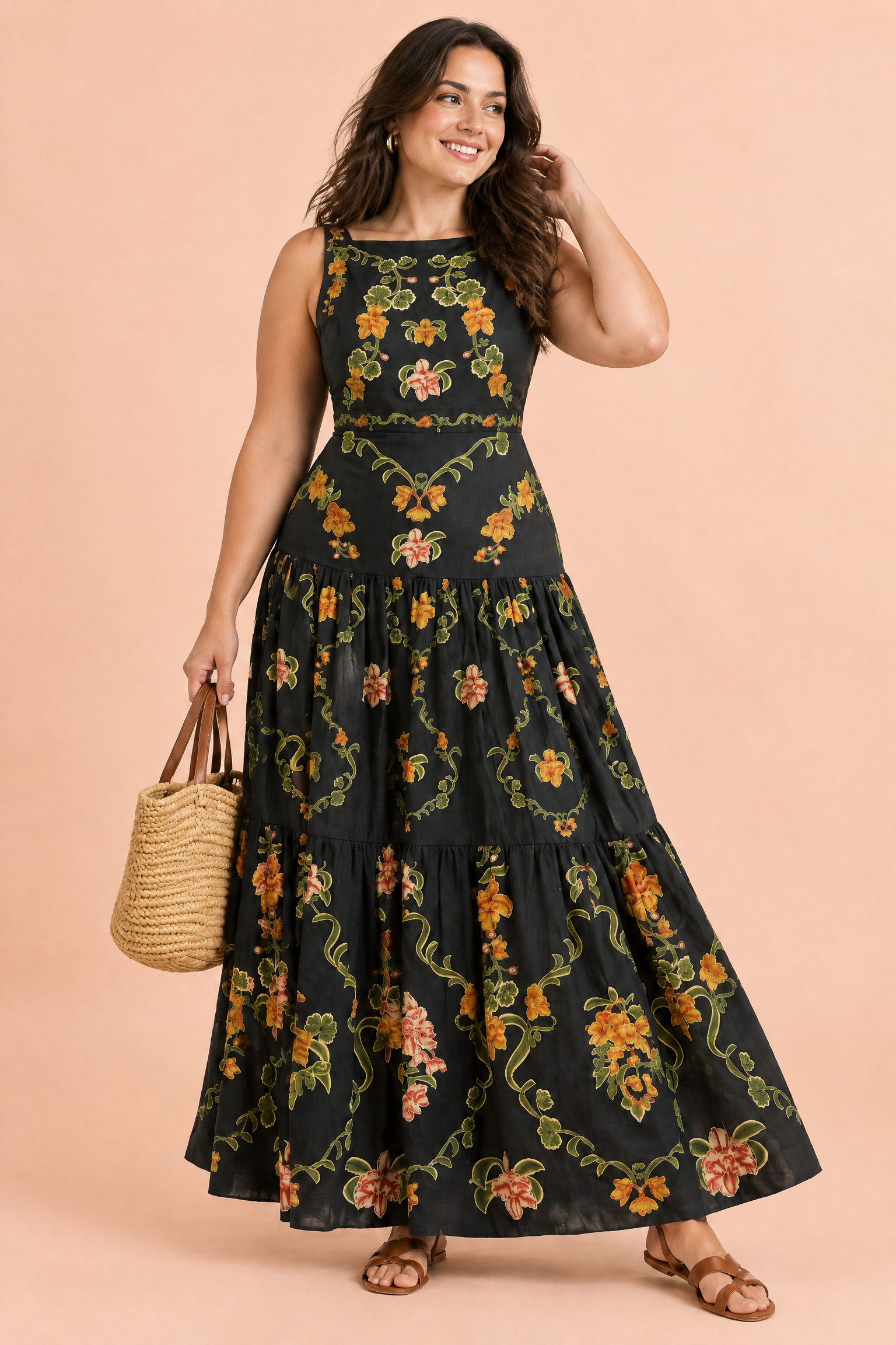 Robe longue noire fleurie à volants | Porté sur une silhouette plus ronde | Lounelle Paris