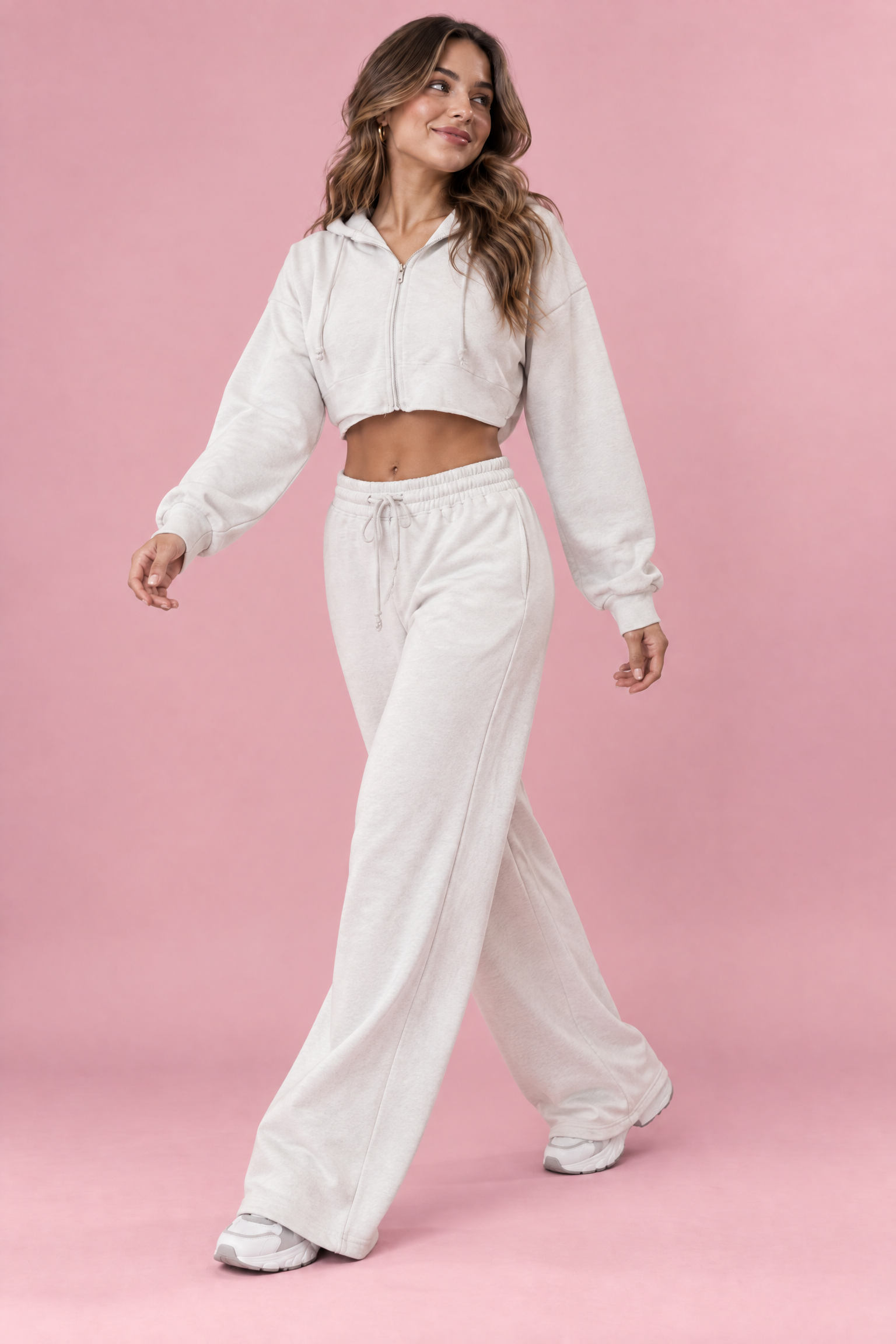 Ensemble écru avec sweat zippé court | Vue en mouvement | Lounelle Paris
