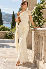 Robe longue moulante froncée asymétrique écrue | Photo lifestyle | Lounelle Paris