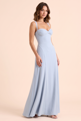 Hellblaues gerafftes Maxikleid mit Herzausschnitt