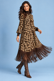 Robe longue imprimée léopard à franges | Vue en mouvement | Lounelle Paris