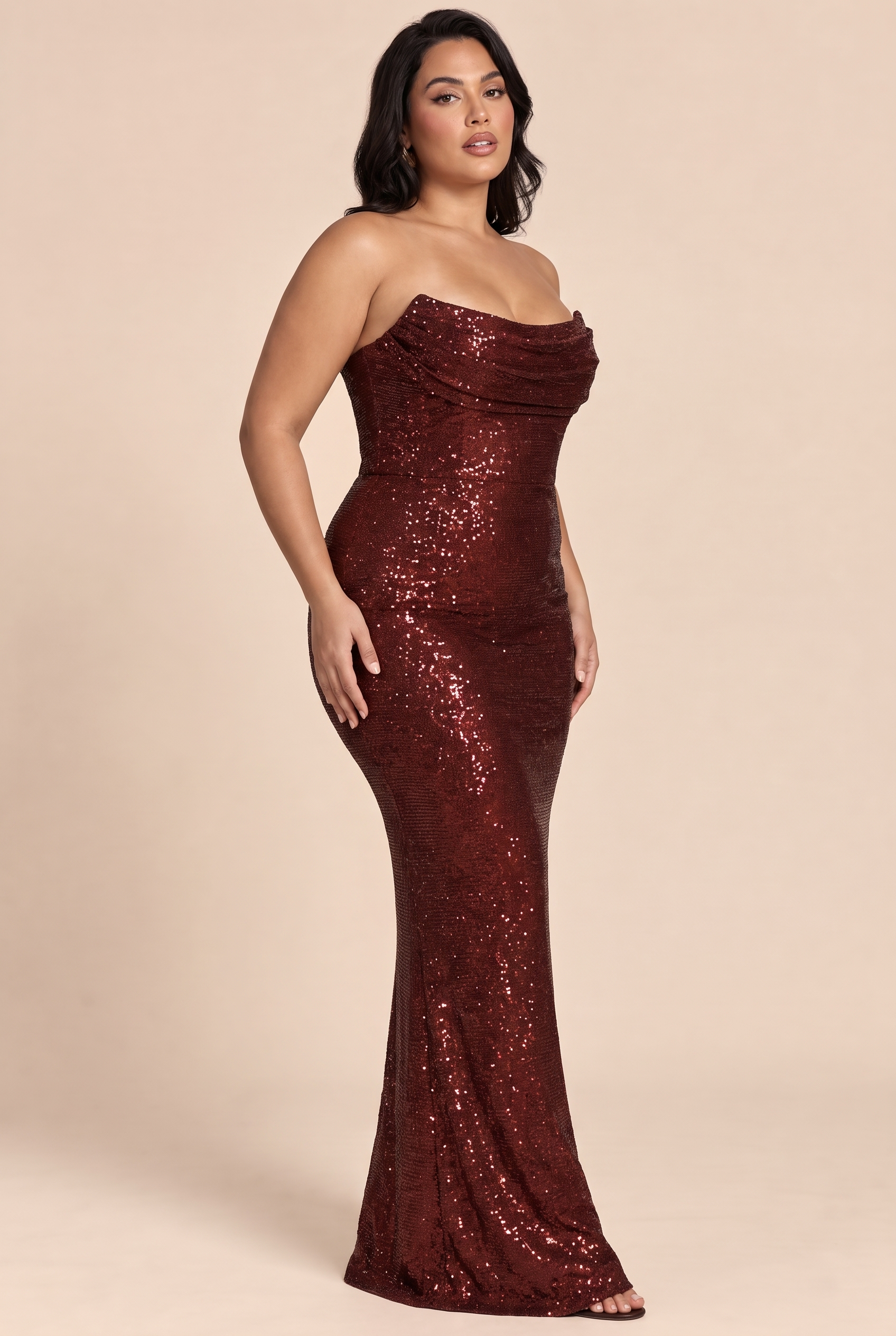 Robe longue à sequins bordeaux, col bénitier | Porté sur une autre silhouette | Lounelle Paris