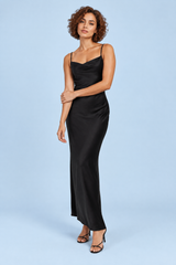 Schwarzes Satin-Maxikleid mit Wasserfallausschnitt und schmalen Trägern