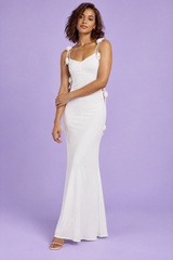 Weißes Maxikleid mit Blumenapplikationen