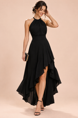 Schwarzes asymmetrisches Neckholderkleid mit Rüschen