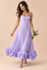 Fliederfarbenes Fit-and-Flare-Midikleid mit Volantsaum