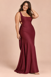 Robe longue bordeaux dos nu à décolleté en V | Porté sur une silhouette plus ronde | Lounelle Paris