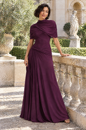 Robe longue violette à col montant et manches courtes façon cape | Photo lifestyle | Lounelle Paris