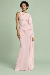 Pinkes Maxikleid mit hochgeschlossenem Ausschnitt, Drapierungen und Cape-Ärmeln