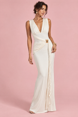 Weißes Maxikleid mit tiefem V-Ausschnitt, Raffungen und goldenem Detail