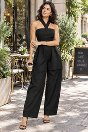 Combinaison à encolure dos nu et jambes larges noire | Photo lifestyle | Lounelle Paris